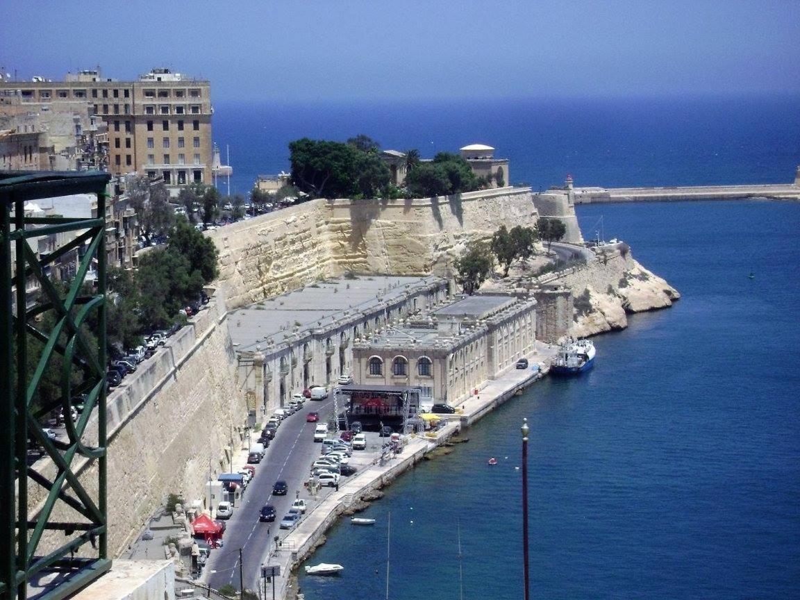 Salina With Private Balcony * Naxxar